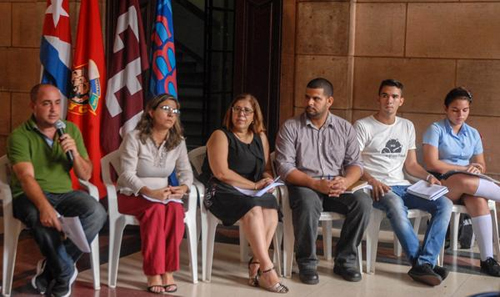 De izq. a der.: Joan Cabo Mijares, miembro del Buró Nacional de la Unión de Jóvenes Comunistas (UJC), Kenia Serrano Puig, Presidenta del Instituto Cubano de Amistad con los Pueblos (ICAP), Soraya Álvarez Núñez, Directora General de la Asociación Cubana de las Naciones Unidas (ACNU), Aníbal Barredo Acosta, miembro del Secretariado Nacional de la Federación Estudiantil Universitaria (FEU), Raúl Alejandro Palmero, Presidente en funciones de la Federación Estudiantil Universitaria (FEU) en la Universidad de La Habana (UH),l y Niubys de la Caridad García Otaño, Vicepresidenta Nacional de la Federación de Estudiantes de la Enseñanza Media (FEEM), durante la conferencia de prensa sobre ACNU, ICAP, FEU, FEEM Y LA UJC Vs. BLOQUEO, en la sede de la UH, en Cuba, el 27 de septiembre de 2016. ACN FOTO/ Diana Inés RODRÍGUEZ RODRÍGUEZ De izq. a der.: Joan Cabo Mijares, miembro del Buró Nacional de la Unión de Jóvenes Comunistas (UJC), Kenia Serrano Puig, Presidenta del Instituto Cubano de Amistad con los Pueblos (ICAP), Soraya Álvarez Núñez, Directora General de la Asociación Cubana de las Naciones Unidas (ACNU), Aníbal Barredo Acosta, miembro del Secretariado Nacional de la Federación Estudiantil Universitaria (FEU), Raúl Alejandro Palmero, Presidente en funciones de la Federación Estudiantil Universitaria (FEU) en la Universidad de La Habana (UH),l y Niubys de la Caridad García Otaño, Vicepresidenta Nacional de la Federación de Estudiantes de la Enseñanza Media (FEEM), durante la conferencia de prensa sobre ACNU, ICAP, FEU, FEEM Y LA UJC Vs. BLOQUEO, en la sede de la UH, en Cuba, el 27 de septiembre de 2016. ACN FOTO/ Diana Inés RODRÍGUEZ RODRÍGUEZ