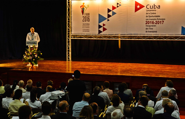 Rodrigo Malmierca (podio), Ministro de Comercio Exterior y la Inversión Extranjera, en el lanzamiento de la Cartera de Oportunidades de la Inversión Extranjera, durante la 34 Feria Internacional de La Habana, en el recinto ferial Expocuba, en La Habana, el 1 de noviembre de 2016. ACN FOTO/Marcelino VÁZQUEZ HERNÁNDEZ Rodrigo Malmierca (podio), Ministro de Comercio Exterior y la Inversión Extranjera, en el lanzamiento de la Cartera de Oportunidades de la Inversión Extranjera, durante la 34 Feria Internacional de La Habana, en el recinto ferial Expocuba, en La Habana, el 1 de noviembre de 2016. ACN FOTO/Marcelino VÁZQUEZ HERNÁNDEZ