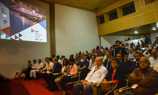 Rodrigo Malmierca (tercero de der. a izq.), Ministro de Comercio Exterior y la Inversión Extranjera, en el lanzamiento de la Cartera de Oportunidades de la Inversión Extranjera, durante la 34 Feria Internacional de La Habana, en el recinto ferial Expocuba, en La Habana, el 1 de noviembre de 2016. ACN FOTO/Marcelino VÁZQUEZ HERNÁNDEZ Rodrigo Malmierca (tercero de der. a izq.), Ministro de Comercio Exterior y la Inversión Extranjera, en el lanzamiento de la Cartera de Oportunidades de la Inversión Extranjera, durante la 34 Feria Internacional de La Habana, en el recinto ferial Expocuba, en La Habana, el 1 de noviembre de 2016. ACN FOTO/Marcelino VÁZQUEZ HERNÁNDEZ