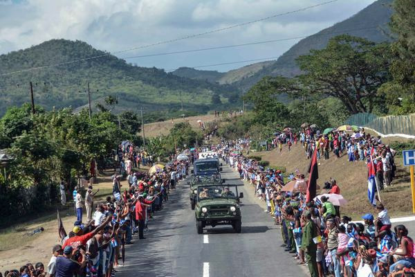 Caravana de la Liberad con las cenizas del líder histórico de la Revolución Cubana, Comandante en Jefe Fidel Castro, a su entrada a la provincia Santiago de Cuba, el 3 de diciembre de 2016. ACN FOTO/Marcelino VÁZQUEZ HERNÁNDEZ