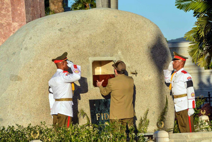 Ceremonia de inhumación de las cenizas del líder histórico de la Revolución cubana Fidel Castro, en el Cementerio de Santa Ifigenia, de Santiago de Cuba, el 4 de diciembre de 2016. ACN FOTO/Marcelino VÁZQUEZ HERNÁNDEZ