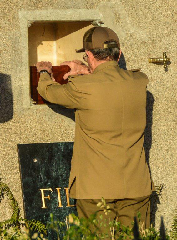 Raúl colocando cenizas de Fidel en el Cementerio Santa Ifigenia de Santiago de Cuba. Foto Consejo de Estado