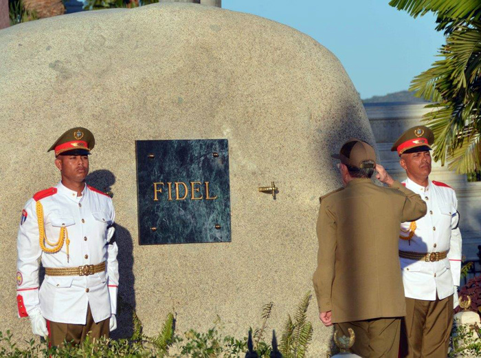 Ceremonia de inhumación de las cenizas del líder histórico de la Revolución cubana Fidel Castro, en el Cementerio de Santa Ifigenia, de Santiago de Cuba, el 4 de diciembre de 2016. ACN FOTO/Marcelino VÁZQUEZ HERNÁNDEZ