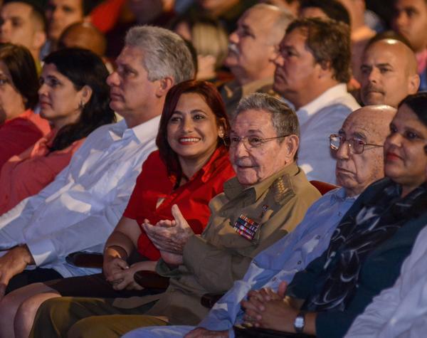 El General de Ejército Raúl Castro Ruz (C der.), Primer Secretario del Comité Central del Partido Comunista de Cuba (CC PCC) y Presidente de los Consejos de Estado y de Ministros, y Susely Morfa González(C izq), integrante del CC PCC y del Consejo de Estado, y primera secretaria de la Unión de Jóvenes Comunistas (UJC), durante la gala político-cultural por los 55 años de la UJC y 56 de la Organización de Pioneros José Martí (OPJM), en el teatro Karl Marx, en La Habana, el 4 de abril de 2017. ACN FOTO/Abel PADRÓN PADILLA/