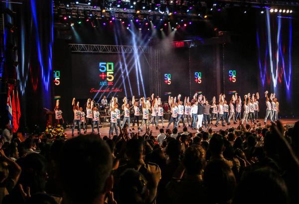 Participantes en la gala político-cultural por los 55 años de la Unión de Jóvenes Comunistas (UJC) y 56 de la Organización de Pioneros José Martí, en el teatro Karl Marx, en La Habana, el 4 de abril de 2017. ACN FOTO/Abel PADRÓN PADILLA