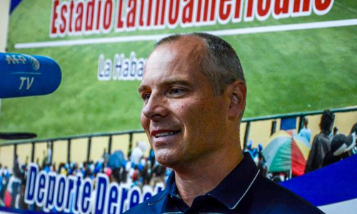 Michel Laplante (I), presidente de la franquicia de Capitales de Québec y vicepresidente de la Liga Independiente Can-Am, ofrece declaraciones a la prensa en el salón Adolfo Luque, en el estadio Latinoamericano, en La Habana, el 7 de abril de 2017. ACN FOTO/Abel PADRÓN PADILLA