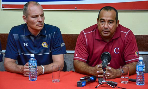 Yosvany Aragón (D), directivo del béisbol cubano, y Michel Laplante (I), presidente de la franquicia de Capitales de Québec y vicepresidente de la Liga Independiente Can-Am, durante la conferencia de prensa sobre próximas contrataciones de peloteros cubanos en esa liga norteña, realizada en el salón Adolfo Luque, del estadio Latinoamericano, en La Habana, el 7 de abril de 2017. ACN FOTO/Abel PADRÓN PADILLA