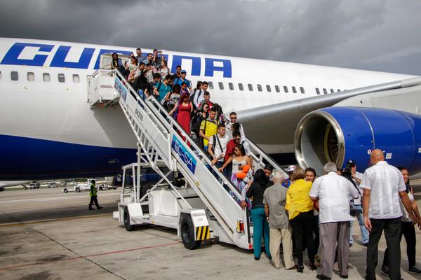 Arriban 189 becarios colombianos a Cuba para estudiar Medicina
