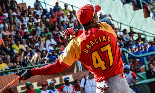 Con doblete remolcador de la carrera a la postre decisiva Yurisbel Gracial, capitán de los “Cocodrilos”, se convirtió este jueves en héroe del segundo desafío semifinal entre Granma y Matanzas, correspondiente a los play off de la LVI Serie Nacional de Béisbol en Cuba. ACN FOTO/Marcelino VáZQUEZ HERNÁNDEZ
