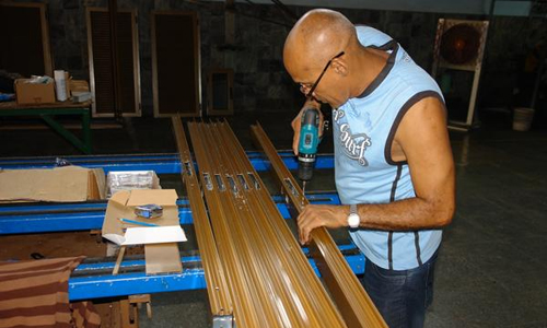 Proceso de carpintería de aluminio, en la Empresa de Producciones del Aluminio (ProAlum), en La Habana, el 7 de febrero de 2017. ACN FOTO/Cortesía de PROALUM