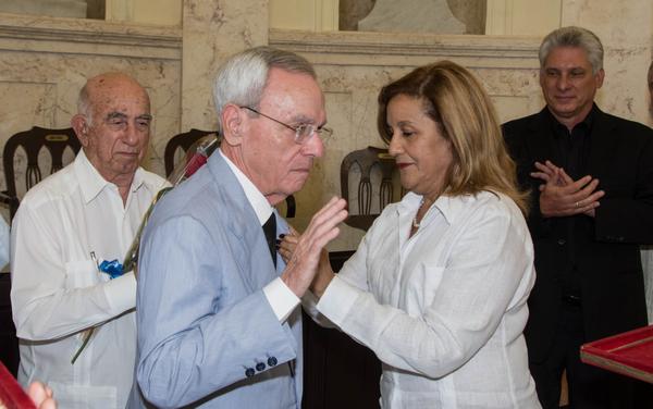 Dr. en Ciencias Eusebio Leal Spengler, Historiador de La Habana recibió la Orden Carlos J.Finlay.