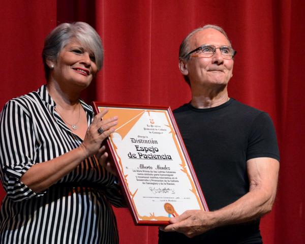 Alberto Mendez receibing the distinction granted by the cultural sector in Camaguey.