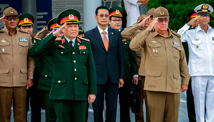 Ministro de Defensa vietnamita rinde en La Habana honores a Antonio Maceo