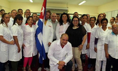 La presidenta del Congreso de la República de Perú, Luz Salgado Rubianes, entregó hoy, en esa capital andina, el Diploma de Honor del Legislativo, a los integrantes de la brigada médica cubana que desde hace dos meses labora en esa nación, tras intensas lluvias. La presidenta del Congreso de la República de Perú, Luz Salgado Rubianes, entregó hoy, en esa capital andina, el Diploma de Honor del Legislativo, a los integrantes de la brigada médica cubana que desde hace dos meses labora en esa nación, tras intensas lluvias.