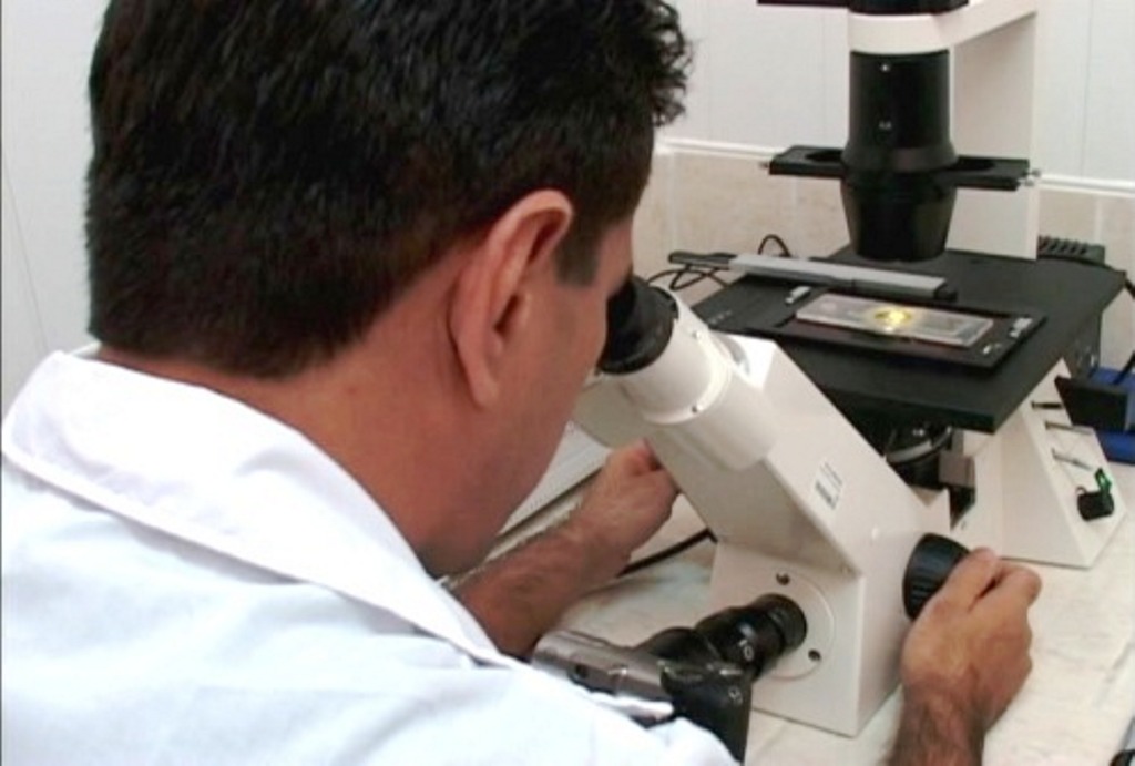 cientifico-microscopio.jpg