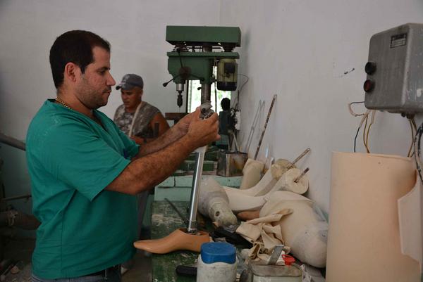 Yamil Cervantes, licenciado en Ortoprótesis, en un área de uno de los talleres del Laboratorio Provincial de Ortopedia Técnica de Ciego de Ávila, Cuba, el 5 de junio de 2017. ACN FOTO/ Osvaldo GUTIÉRREZ GÓMEZ