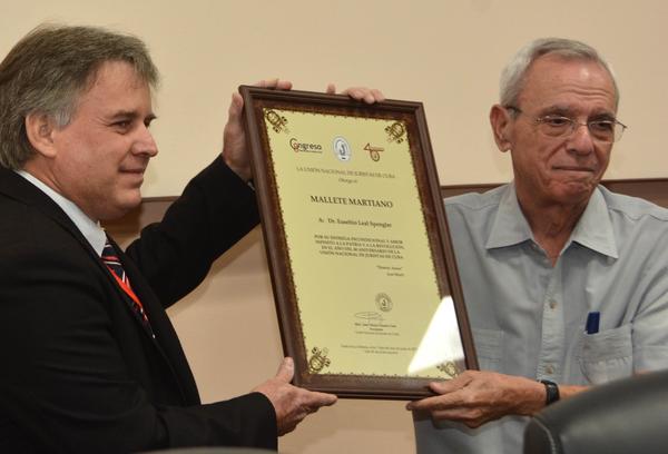 Eusebio leal receiving the Replica of Marti´s Gavel.