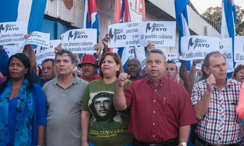 Ulises Guilarte de Nacimiento (centro der.), Secretario General de la Central de Trabajadores de Cuba (CTC), en el Acto de la CTC Nacional, para lanzar la convocatoria al 1ro. de Mayo, en la Empresa Productora de Ómnibus Evelio Prieto Guillama, en Artemisa, el 31 de marzo de 2017. ACN FOTO/ Diana Inés RODRÍGUEZ RODRÍGUEZ