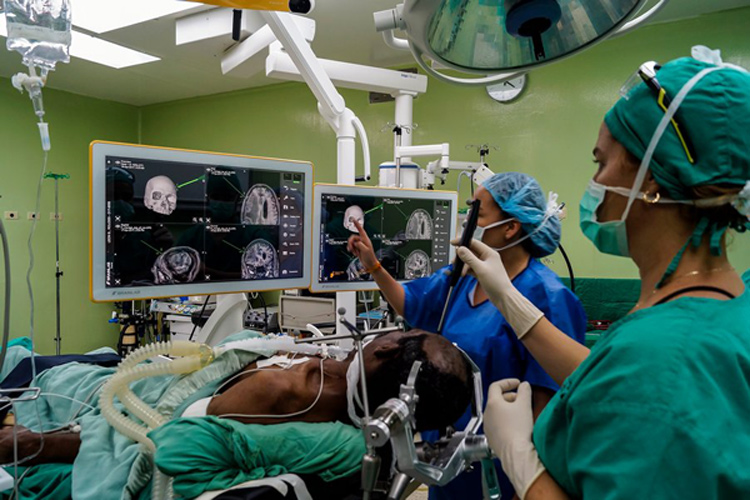 Neuronavegador BrainLab para las cirugías de columna vertebral y cráneo. Foto ACN