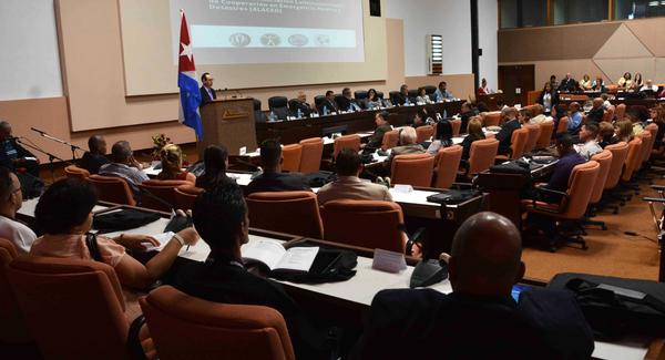 Intervención del Dr. Pedro Luis Veliz Martínez, presidente de la Sociedad Cubana de Medicina Intensiva y Emergencia, y Presidente del Comité Organizador, durante la inauguración del VII Congreso Internacional de Urgencias, Emergencias y Cuidados Intensivos URGRAV-2017, en el Palacio de las Convenciones, en La Habana, el 12 de abril de 2017. ACN FOTO/Marcerlino VÁZQUEZ HERNÁNDEZ