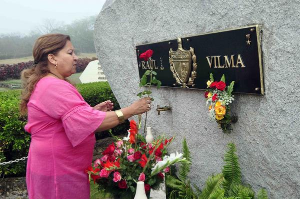 Teresa Amarelle Boué, miembro del Comité Central del Partido Comunista de Cuba (PCC) y secretaria general de la Federación de Mujeres Cubanas (FMC), rinde homenaje a Vilma Espín,heroína del Llano y la Sierra. en el aniversario 87 de su natalicio, en el monolito donde descansan sus restos, en el Mausoleo a los Mártires del II Frente, en la provincia de Santiago de Cuba, el 7 de abril de 2017. ACN FOTO/Miguel RUBIERA JUSTIZ