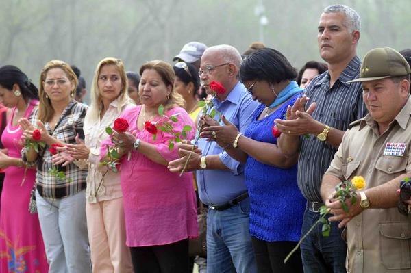 Teresa Amarelle Boué (C), miembro del Comité Central del Partido Comunista de Cuba (PCC) y secretaria general de la Federación de Mujeres Cubanas (FMC), presidió el acto de homenaje a Vilma Espín, heroína de la Sierra y el llano por el aniversario 87 de su natalicio, en el monolito donde descansan sus restos, en el Mausoleo a los Mártires del II Frente, en la provincia Santiago de Cuba, el 7 de abril de 2017. ACN FOTO/Miguel RUBIERA JUSTIZ