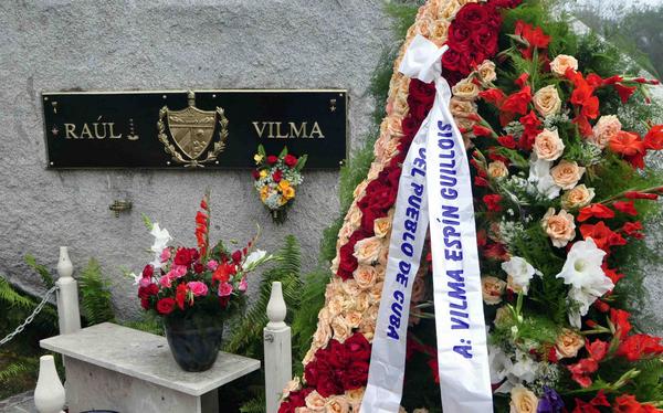 Ofrenda floral a nombre del pueblo de Cuba fue deposita a Vilma Espín, heroína de la Sierra y el llano, por el 87 aniversario de su natalicio, en el monolito donde descansan sus restos, en el Mausoleo a los Mártires del II Frente, en la provincia Santiago de Cuba, el 7 de abril de 2017. ACN FOTO/Miguel RUBIERA JUSTIZ