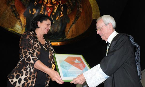Rector Deisy Fraga giving Dr. Eusebio Leal the special disrtinction.