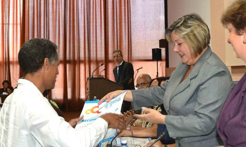 Mary Blanca Ortega Barredo, ministra de Comercio Interior, entrega un reconocimiento al Grupo Empresarial de Comercio y Gastronomía de Santiago de Cuba, durante la clausura de la Primera Convención de Comercio Cuba 2017, en el Palacio de las Convenciones, en La Habana, el 19 de mayo de 2017. ACN FOTO/Marcelino VÁZQUEZ HERNÁNDEZ