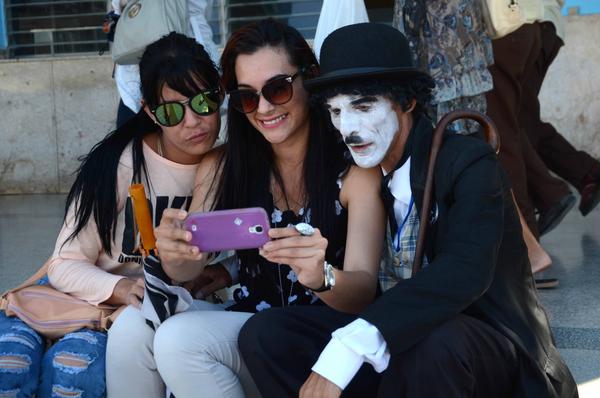 Eduardo Almirante Cuela (C), del grupo de teatro Taberín, ha interpretado por 27 años consecutivos el personaje de Charlot (Charles Chaplin) y en una veintena de Romerías de Mayo ha deleitado a los participantes, en Holguín, Cuba, el 7 de mayo de 2017. ACN FOTO/Oscar ALFONSO SOSA