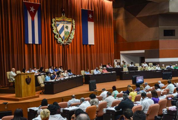 Asiste presidente cubano a sesión extraordinaria del Parlamento