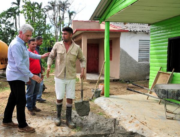 Miguel Díaz-Canel Bermúdez (I), miembro del Buró Político del Comité Central del Partido Comunista de Cuba y Primer Vicepresidente de los Consejos de Estado y de Ministros, intercambió con pobladores del municipio de Yaguajay que construyen sus viviendas, destruidas como consecuencia del paso del huracán Irma, por Sancti Spíritus, Cuba, el 24 de noviembre de 2017. ACN FOTO/Vicente BRITO/Periódico Escambray