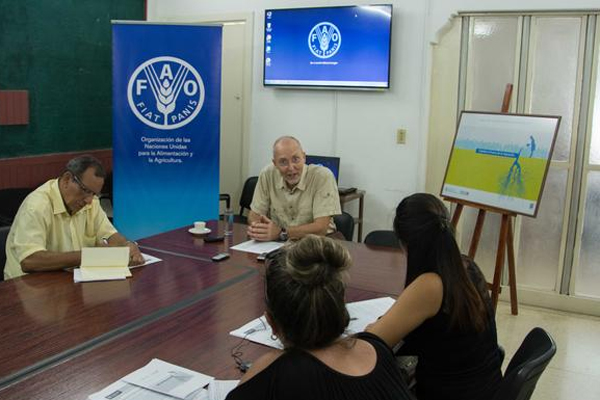 Theodor Friedrich (C al fondo), representante de la Organización de Naciones Unidas para la Alimentación y la Agricultura (FAO) en Cuba, durante su intervención en la presentación del informe del estado de la agricultura y la alimentación en el mundo, realizado en la sede de esa institución, en La Habana, el 9 de octubre de 2017. ACN FOTO/Abel PADRÓN PADILLA Theodor Friedrich (C al fondo), representante de la Organización de Naciones Unidas para la Alimentación y la Agricultura (FAO) en Cuba, durante su intervención en la presentación del informe del estado de la agricultura y la alimentación en el mundo, realizado en la sede de esa institución, en La Habana, el 9 de octubre de 2017. ACN FOTO/Abel PADRÓN PADILLA