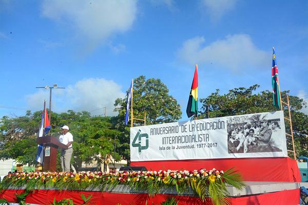 Acto con motivo del aniversario 40 de la educación internacionalista en Isla de la Juventud, realizado en la plaza Memorial El Pinero, con la presencia de ex becarios de Ghana, Namibia, Etiopía y Nicaragua, el 12 de octubre de 2017. ACN FOTO/Roberto DÍAZ MARTORELL