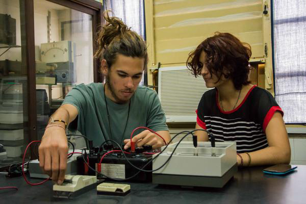 Estudiantes universitarios, durante una clase práctica, en el laboratorio de Física, trabajan con tecnología obsoleta debido a la imposibilidad del gobierno de adquirir instrumentos de tecnología avanzada por el bloqueo económico impuesto por los Estados Unidos a Cuba, en la universidad Hermanos Saiz Montes de Oca, en Pinar del Río, Cuba, el 26 de octubre de 2017. ACN FOTO/Rafael FERNÁNDEZ ROSELL