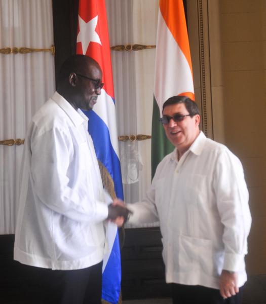 Bruno Rodríguez Parrilla (D), ministro cubano de Relaciones Exteriores, recibe a Ibrahim Jacoubou (I), ministro de Asuntos Exteriores, Cooperación, Integración Africana y Nigerinos en el Exterior de la República de Níger en la Sede del Ministerio de Relaciones Exteriores, en La Habana, Cuba, el 6 noviembre de 2017. ACN FOTO/Oriol de la Cruz ATENCIO