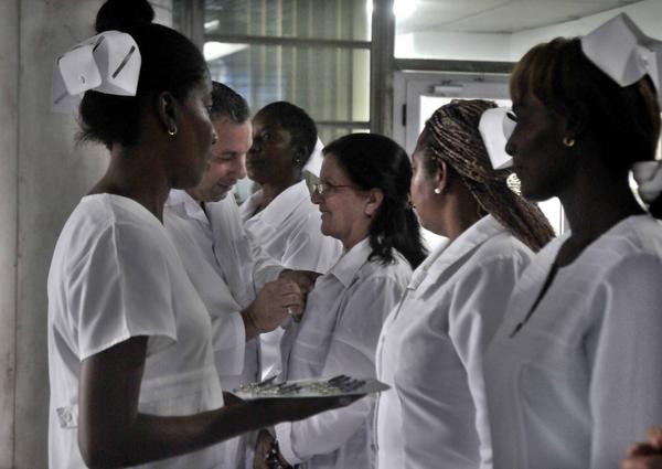 Entrega de la Medalla de Trabajador Internacionalista, durante el acto central de inicio de las actividades en la provincia La Habana, de homenaje a Ernesto Guevara, en el Aniversario 50 de su caída en Bolivia y a los 90 años de su natalicio, efectuado en el hospital Pediátrico William Soler, en La Habana, Cuba, el 5 de octubre de 2017. ACN FOTO/Oriol de la Cruz ATENCIO