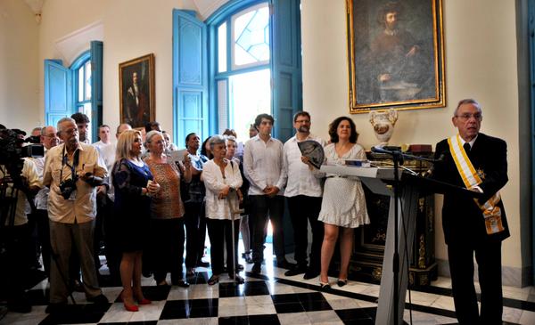 El Dr. Eusebio Leal Spengler (D), Historiador de La Habana, interviene luego de ser condecorado por el ministro de Asuntos Exteriores y de Cooperación de España, Alfonso María Dastis Quecedo, con la Orden Isabel la Católica, en ceremonia efectuada en el Palacio del Segundo Cabo, el 6 de septiembre de 2017. ACN FOTO/Omara GARCÍA MEDEROS