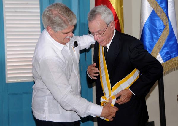 El ministro de Asuntos Exteriores y de Cooperación de España, Alfonso María Dastis Quecedo (I), impone la Orden Isabel la Católica, al Dr. Eusebio Leal Spengler (D), Historiador de La Habana, en ceremonia efectuada en el Palacio del Segundo Cabo, el 6 de septiembre de 2017. ACN FOTO/Omara GARCÍA MEDEROS