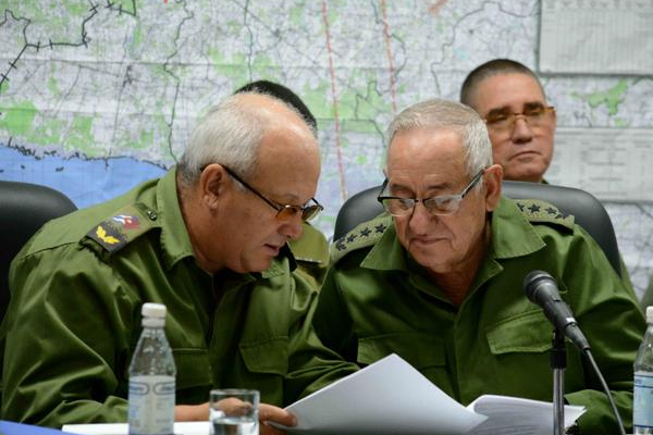 El General de Cuerpo de Ejército Ramón Espinosa Martín (D), viceministro de las Fuerzas Armadas Revolucionarias (FAR), junto a Jorge Luis Tapia Fonseca (I), primer Secretario delComité Provincial del Partido Comunista de Cuba (PCC), precisan acciones organizativas ante la amenaza del huracán Irma, durante la reunión del Consejo de Defensa de la Región Estratégica del Ejército Oriental, en Camagüey, el 6 de septiembre de 2017. ACN FOTO/ Rodolfo BLANCO CUÉ El General de Cuerpo de Ejército Ramón Espinosa Martín (D), viceministro de las Fuerzas Armadas Revolucionarias (FAR), junto a Jorge Luis Tapia Fonseca (I), primer Secretario delComité Provincial del Partido Comunista de Cuba (PCC), precisan acciones organizativas ante la amenaza del huracán Irma, durante la reunión del Consejo de Defensa de la Región Estratégica del Ejército Oriental, en Camagüey, el 6 de septiembre de 2017. ACN FOTO/ Rodolfo BLANCO CUÉ