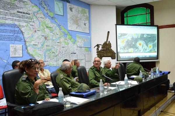 El General de Cuerpo de Ejército Ramón Espinosa Martín (C), viceministro de las Fuerzas Armadas Revolucionarias (FAR), preside la reunión del Consejo de Defensa de la Región Estratégica del Ejército Oriental, precisando acciones organizativas ante la amenaza del huracán Irma, en Camagüey, Cuba, el 6 de septiembre de 2017. ACN FOTO/ Rodolfo BLANCO CUÉ El General de Cuerpo de Ejército Ramón Espinosa Martín (C), viceministro de las Fuerzas Armadas Revolucionarias (FAR), preside la reunión del Consejo de Defensa de la Región Estratégica del Ejército Oriental, precisando acciones organizativas ante la amenaza del huracán Irma, en Camagüey, Cuba, el 6 de septiembre de 2017. ACN FOTO/ Rodolfo BLANCO CUÉ