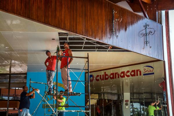 Labores de reanimación en instalaciones hoteleras en el polo turístico de Holguín, el 10 de septiembre de 2017, luego del paso del huracán Irma por la costa norte de Cuba. ACN FOTO/Juan Pablo CARRERAS/