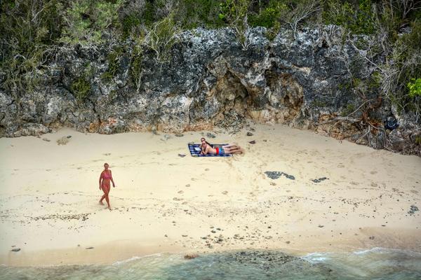 Turistas del hotel Sol Río Luna-Mares, en el polo turístico de Holguín, el 10 de septiembre de 2017, luego del paso del huracán Irma por la costa norte de Cuba. . ACN FOTO/Juan Pablo CARRERAS