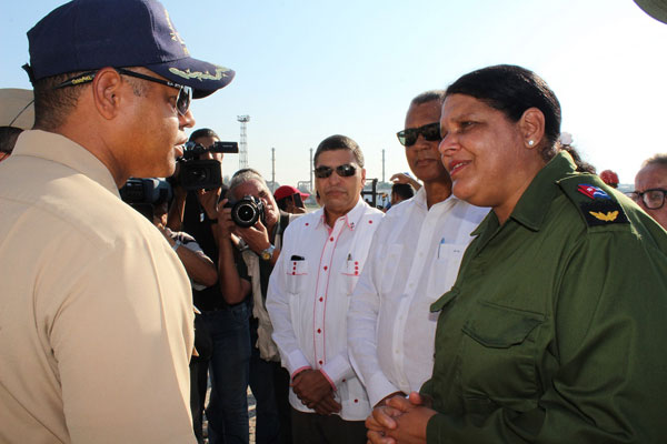Mercedes López Acea (D), vicepresidenta del Consejo de Estado, junto al embajador de República Dominicana, Joaquín Gerónimo Berroa, agradece al Capitán de Fragata Macdonald Belliard González, Comandante del Patrullero 301, Almirante Didiez Burgos, de la Armada de la República Dominicana, que trae ayuda solidaria para la recuperación de las zonas más afectadas por el huracán Irma en Cuba. Foto ACN/Jorge Legañoa