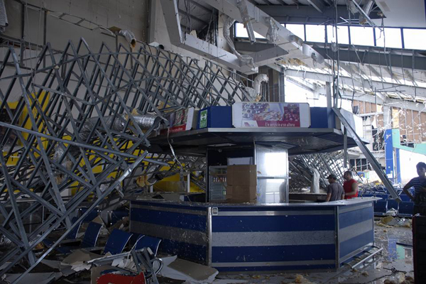 Trabajadores de varios sectores de la economía y los servicios laboran en la recuperación del aeropuerto internacional Jardines del Rey, en el norte de Ciego de Ávila, severamente dañado por el huracán Irma.