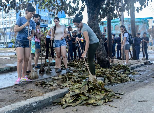 Los más de 600 jóvenes que conforman los destacamentos IX Congreso de los Comités de Defensa de la Revolución en la provincia de Holguín protagonizan las labores recuperativas, luego del paso del huracán Irma por la costa norte de Cuba. Foto ACN/Abel Padrón Padilla