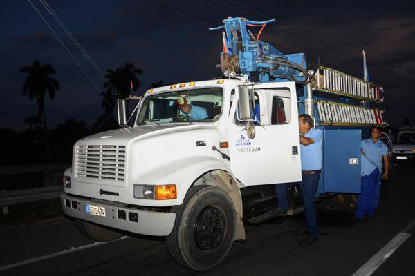 Más de mil linieros de varias provincias de Cuba trabajan en el restablecimiento del servicio eléctrico en Villa Clara, dañado seriamente por el huracán Irma tras su paso por este territorio central. Foto ACN/Rafael Fernández Rosell
