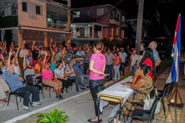 Con una asistencia del 88 por ciento, la provincia de Santiago de Cuba recuperó más de un centenar de reuniones de nominación de candidatos a delegados del Poder Popular, aplazadas por las inclemencias del tiempo. Con una asistencia del 88 por ciento, la provincia de Santiago de Cuba recuperó más de un centenar de reuniones de nominación de candidatos a delegados del Poder Popular, aplazadas por las inclemencias del tiempo.