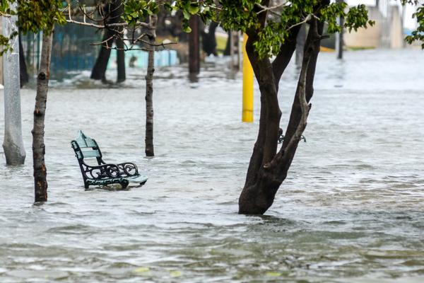 Inundaciones en las inmediaciones de la calle Paseo, provocadas por la penetración del mar, tras el azote del huracán Irma, por la costa norte de La Habana, Cuba, el 10 de septiembre de 2017. ACN FOTO/Abel PADRÓN PADILLA