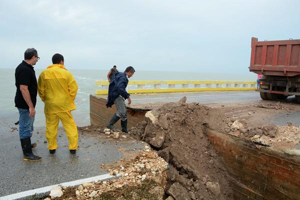 Recuperación parcial del pedraplén de Cayo Coco por trabajadores del contingente El vaquerito, lo cual permite el paso hasta que se terminen los trabajos completamente, en Ciego de Ávila, Cuba, el 10 de septiembre de 2017. ACN FOTO/Osvaldo GUTIÉRREZ GÓMEZ